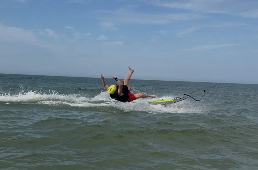 Upadek z elektrycznej deski surfingowej — pełna adrenalina